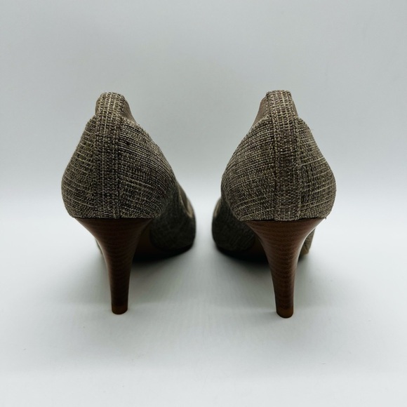 TORY BURCH 3” HEELS TAUPE & GOLD COLORS NICE CONDITION - Picture 3 of 10
